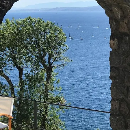 Dell'ospite Ischia *